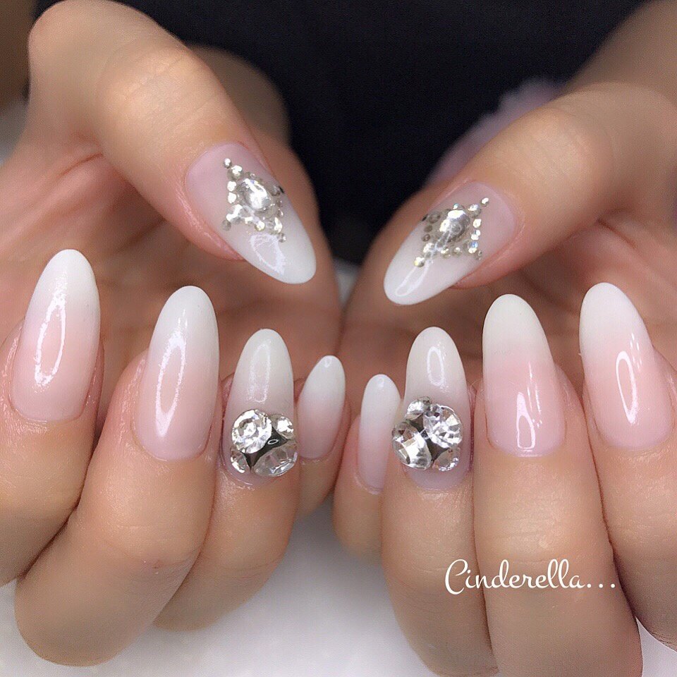 ハンド グラデーション ビジュー ロング ホワイト Nailroom Cinderellaのネイルデザイン No ネイルブック