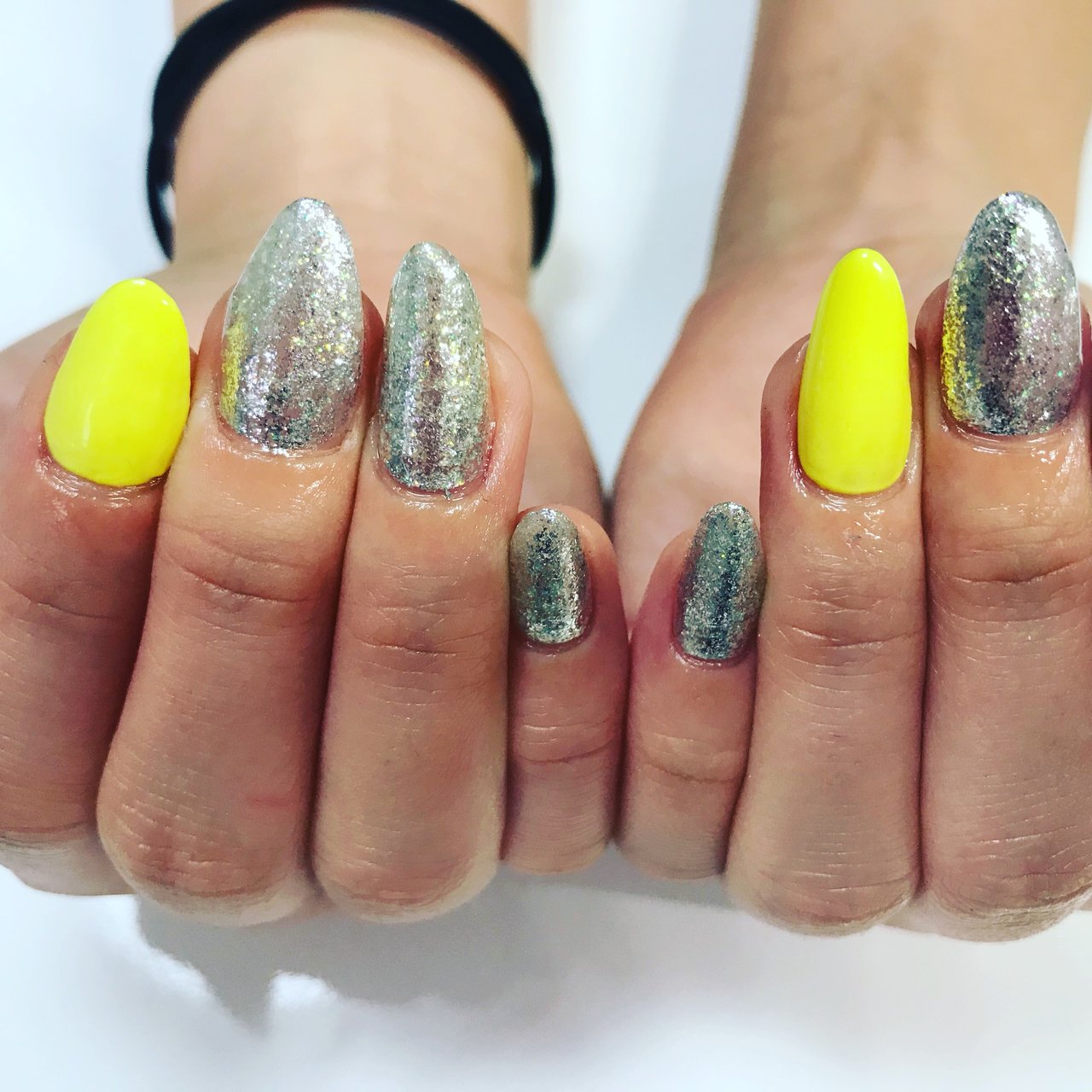 イエロー シルバー ネオンカラー Nail Salon Kapaliliのネイルデザイン No ネイルブック