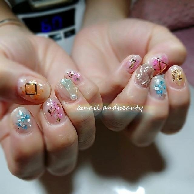 シェル チーク 人魚の鱗 カラフル ジェル Nailandbeautyアンドネイルアンドビューティーのネイルデザイン No ネイルブック