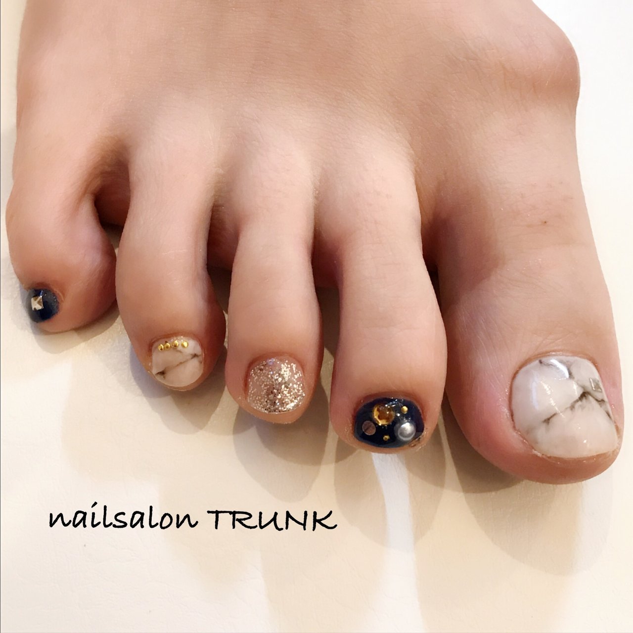 オールシーズン フット ラメ 大理石 ショート Nail Trunkのネイルデザイン No ネイルブック