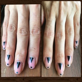 minimal nail マスキングテープとラインテープで根元から爪先に向けて二等辺三角形にブロッキングして、三角形部分をTMマニキュアG(ブラック,100均)で塗る。
爪先中央、三角形の頂点垂直辺りに
ブラックの丸ホロを配置して完成。
＊ベースカラーはなしでクリアベースですが、
ネイルハードナーが薄ピンクなので
爪がほんのりピンクがかっています
#minimal #ブラック #クリア #ホログラム #ハンド #セルフ #オールシーズン #ミディアム #セルフネイル #100均ネイル #マニキュア #シンプル #ブロック #ロック #ジオメトリック #ネイルアート #ラインテープ #オトナネイル #簡単 #夏 #オールシーズン #ライブ #ハンド #シンプル #ホログラム #ワンカラー #幾何学模様 #ロック #ミディアム #クリア #ブラック #マニキュア #セルフネイル #10305 #ネイルブック