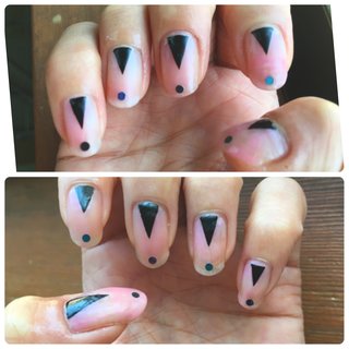 minimal nail マスキングテープとラインテープで根元から爪先に向けて二等辺三角形にブロッキングして、三角形部分をTMマニキュアG(ブラック,100均)で塗る。
爪先中央、三角形の頂点垂直辺りに
ブラックの丸ホロを配置して完成。
＊ベースカラーはなしでクリアベースですが、
ネイルハードナーが薄ピンクなので
爪がほんのりピンクがかっています
#minimal #ブラック #クリア #ホログラム #ハンド #セルフ #オールシーズン #ミディアム #セルフネイル #100均ネイル #マニキュア #シンプル #ブロック #ロック #ジオメトリック #ネイルアート #ラインテープ #オトナネイル #簡単 #夏 #オールシーズン #ライブ #シンプル #ホログラム #幾何学模様 #ミディアム #クリア #ブラック #マニキュア #セルフネイル #10305 #ネイルブック