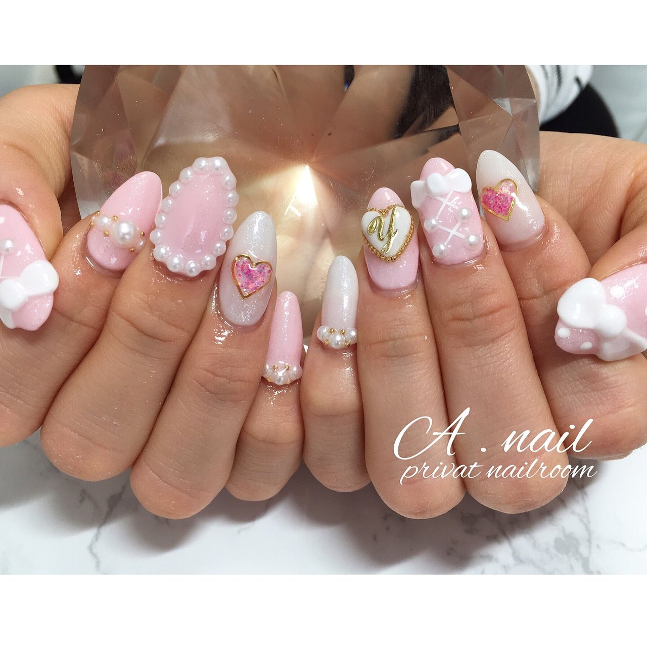 オールシーズン ハンド パール ハート イニシャル A Nail Private Nailsalon のネイル デザイン No ネイルブック