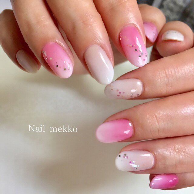 グラデーション ラメ ホワイト ピンク グレージュ Nail Mekkoのネイルデザイン No ネイルブック