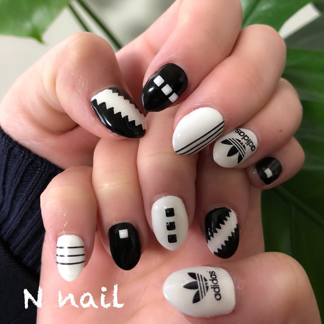 オールシーズン ハンド ブランド柄 ホワイト ブラック N Nailのネイルデザイン No ネイルブック