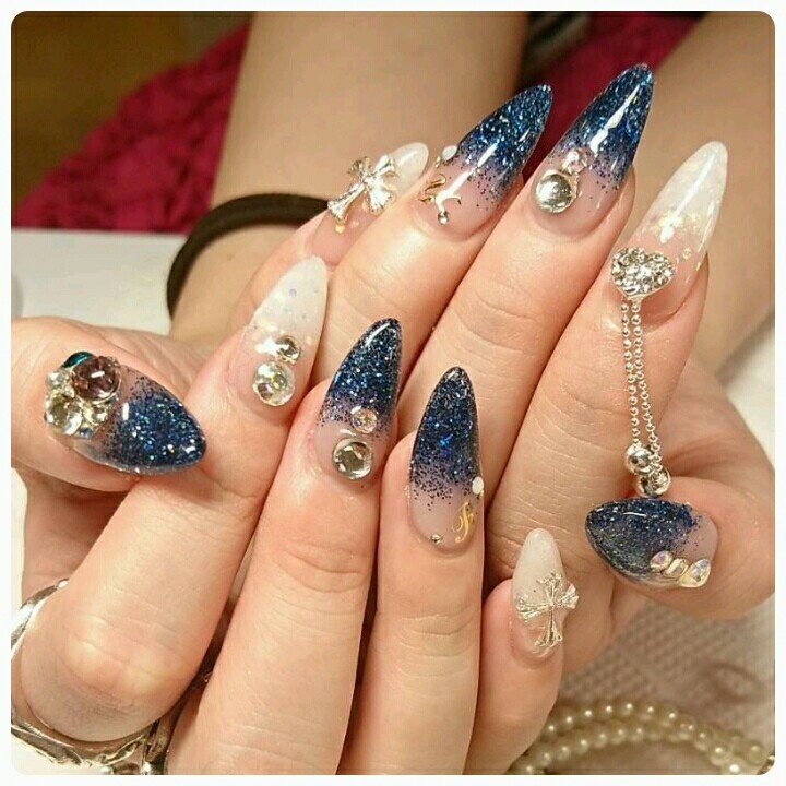 グラデーション ラメ ビジュー ホワイト ネイビー Tiara Nailのネイルデザイン No ネイルブック