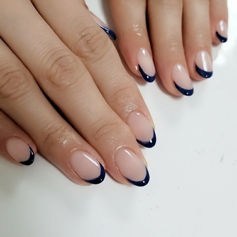 シンプル フレンチ グラデーション ベージュ ネイビー Nail Salon Curearsのネイルデザイン No ネイルブック