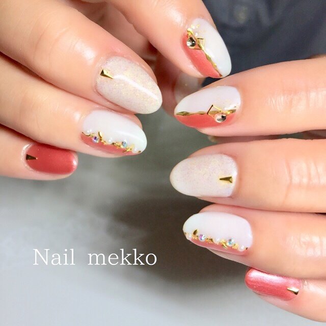 フレンチ 変形フレンチ ビジュー パール バイカラー Nail Mekkoのネイルデザイン No ネイルブック