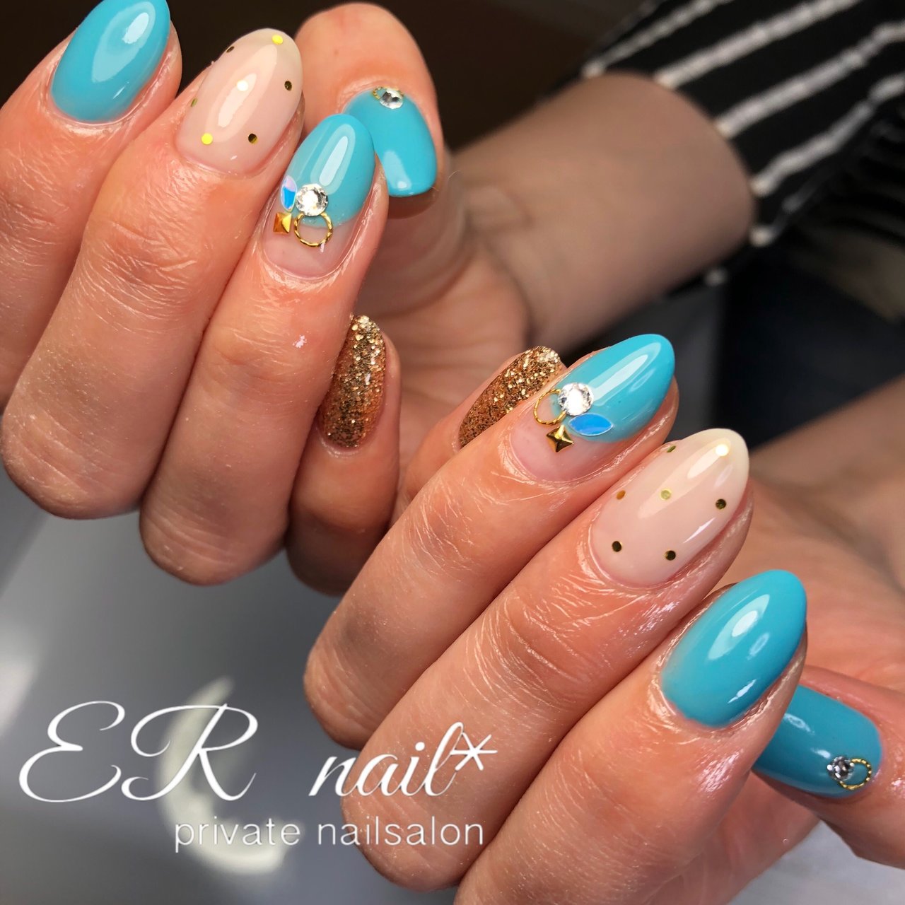 春 夏 ハンド 変形フレンチ ホログラム Er Nailのネイルデザイン No ネイルブック
