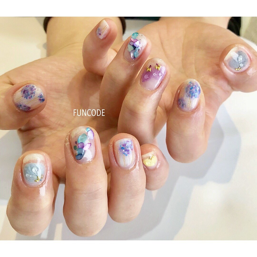 夏 梅雨 ハンド フラワー シェル 𝐧𝐚𝐢𝐥 𝐛𝐚𝐬𝐞 𝗙𝗨𝗡𝗖𝗢𝗗𝗘 ﾌｧﾝｺ ﾄﾞ のネイルデザイン No ネイルブック