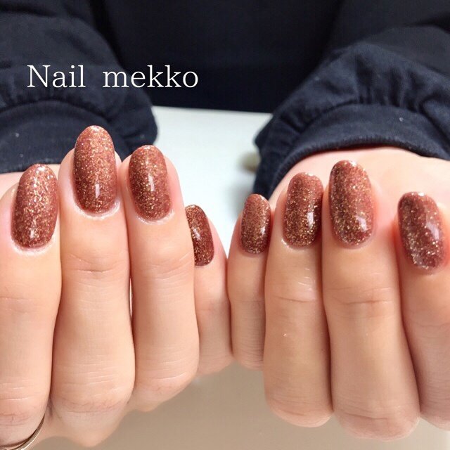 シンプル ラメ ワンカラー ブラウン ゴールド Nail Mekkoのネイルデザイン No 3180587 ネイルブック