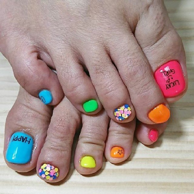 フット カラフル ネオンカラー お客様 Rk Nail ｱｰﾙｹｲﾈｲﾙ のネイルデザイン No 3191579 ネイルブック