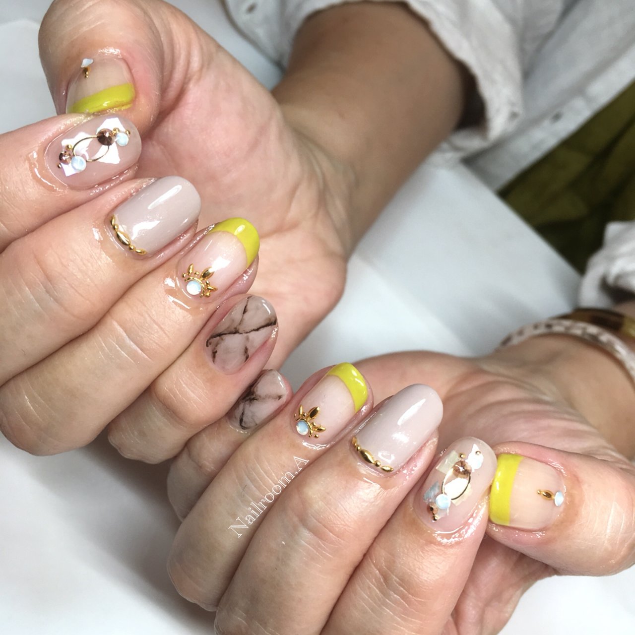 オールシーズン ハンド 大理石 ショート イエロー Nailroom Aのネイルデザイン No ネイルブック