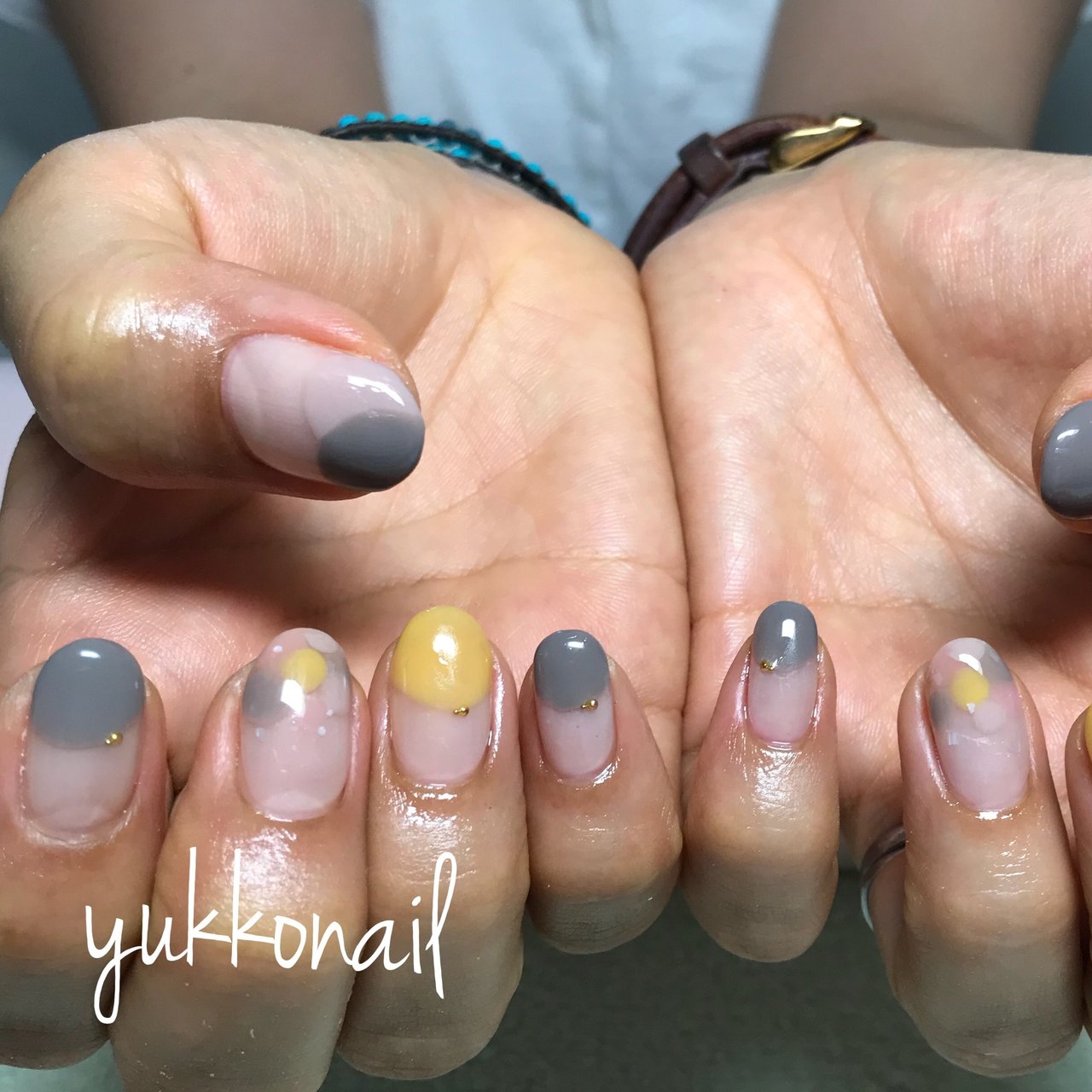 変形フレンチ ドット ベージュ イエロー グレー Yukko Nailのネイルデザイン No ネイルブック