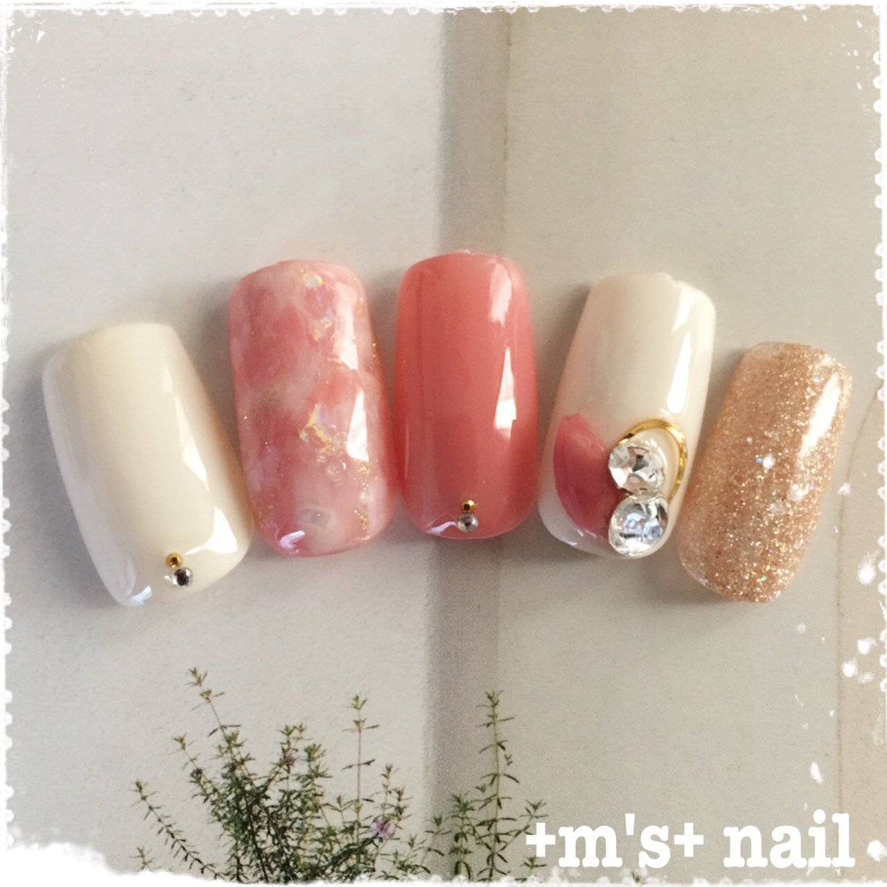 ハンド ホワイト ピンク ゴールド ジェルネイル M S Nailのネイルデザイン No ネイルブック