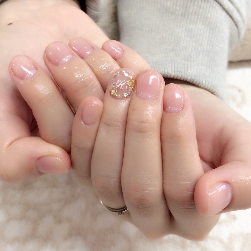 オールシーズン ブライダル ハンド イニシャル ショート Nail Salon Attraitのネイルデザイン No ネイルブック