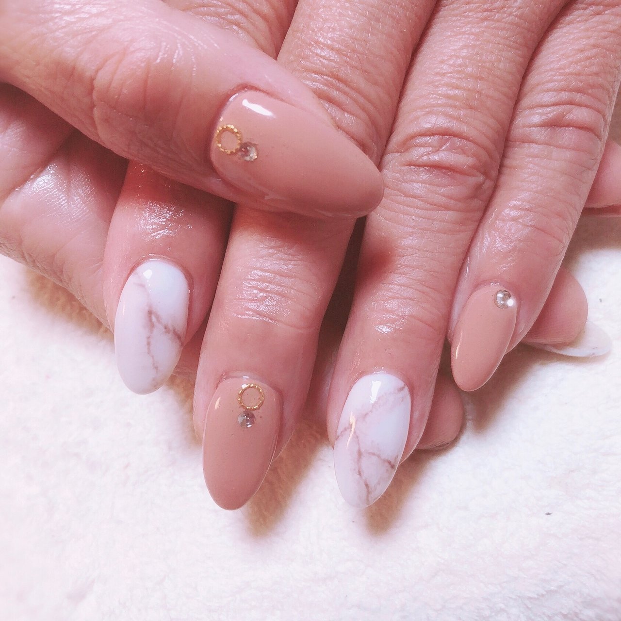 夏 ハンド シンプル 大理石 ホワイト K I Nailのネイルデザイン No ネイルブック