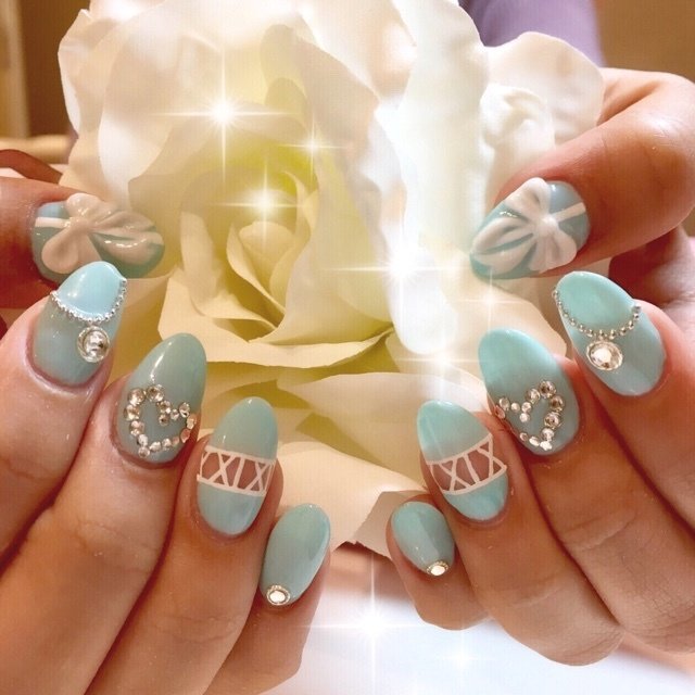 ミディアム ホワイト ブルー ネイルサロンjewelのネイルデザイン No ネイルブック