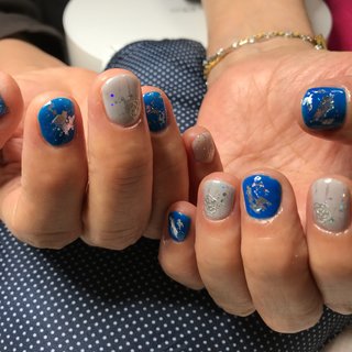 同窓会に参加されるので夏らしく上品なネイルを希望されました（≧∇≦） 
#60代のお客様 #ブルーネイル #上品ネイル #4500円から5000円 #夏 #オールシーズン #ハンド #シンプル #ホログラム #ラメ #ショート #ブルー #グレー #ジェルネイル #お客様 #PASSOA NAIL (TSUMEIKU SALON) #ネイルブック