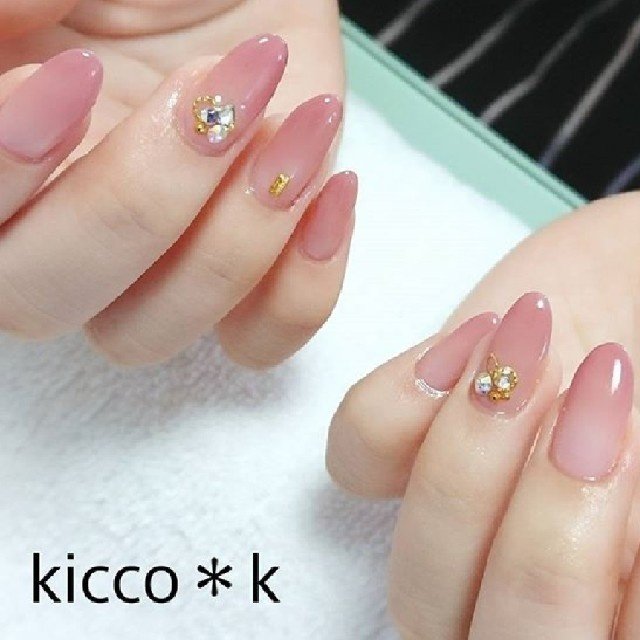 オールシーズン ハンド シンプル グラデーション ビジュー Kicco K Nailのネイルデザイン No 3252497 ネイルブック