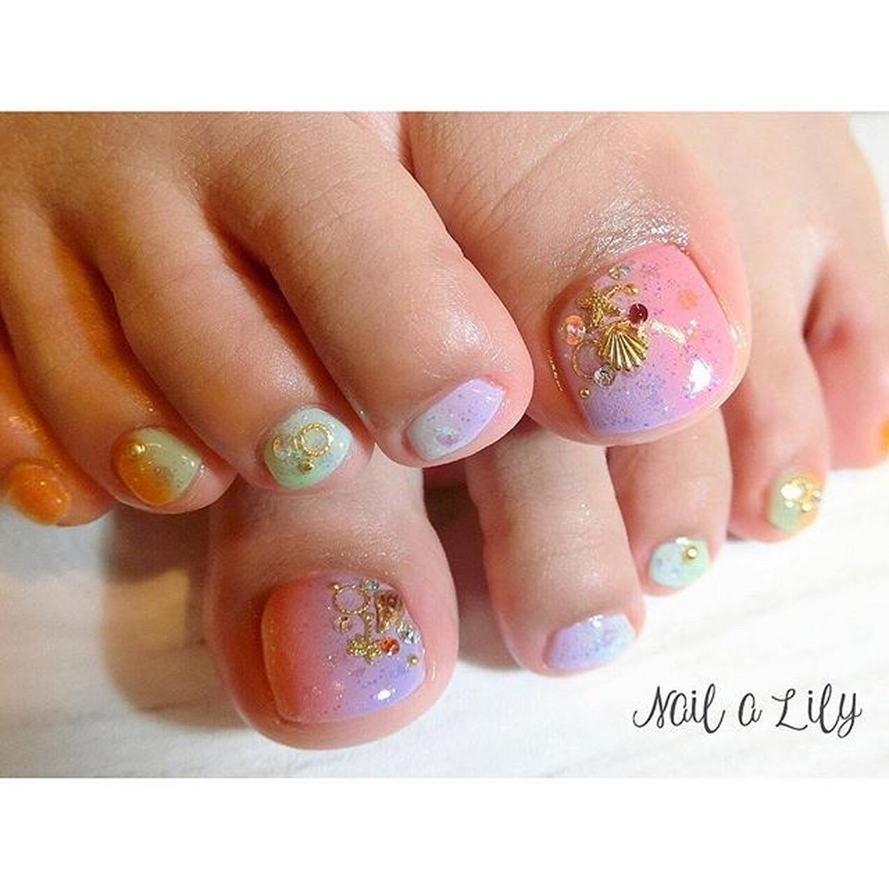 夏 フット グラデーション ビジュー カラフル Nailalily ネイルアリリー Akiのネイルデザイン No ネイルブック