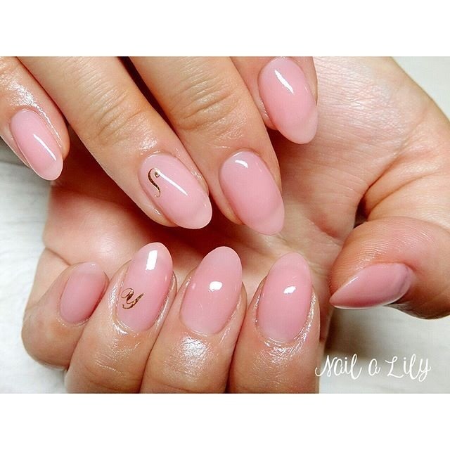 オールシーズン オフィス ワンカラー イニシャル ピンク Nailalily ネイルアリリー Akiのネイルデザイン No ネイルブック