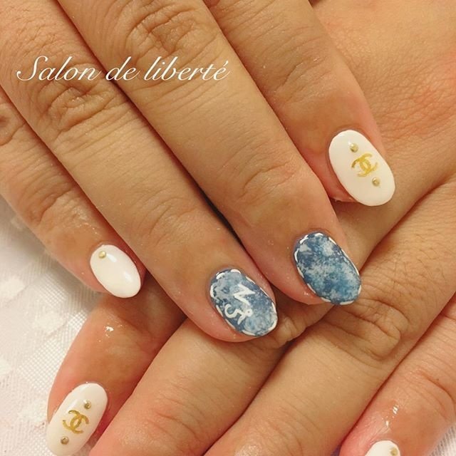 ワンカラー イニシャル デニム ブランド柄 ホワイト 旭市ネイルサロン リベルテ Salon De Liberte アイラッシュ匝瑳市 ネイルサロンのネイルデザイン No ネイルブック