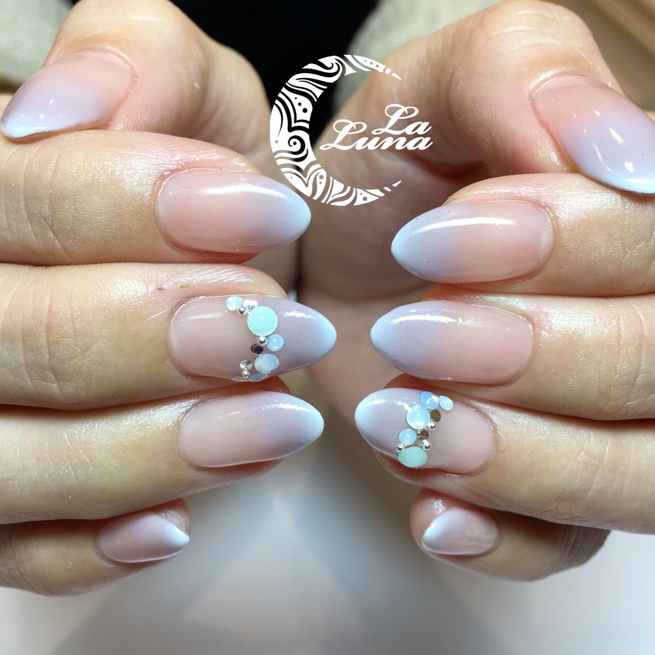 ハンド グラデーション ミディアム ホワイト グレー Lalunaのネイルデザイン No ネイルブック