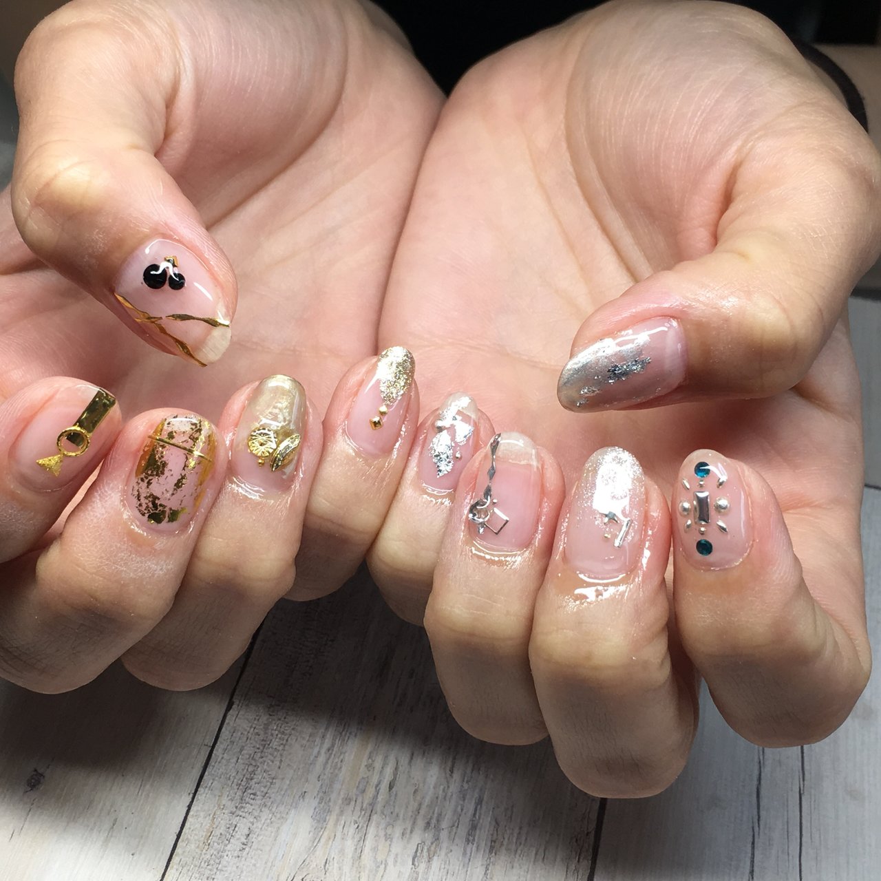 オールシーズン ハンド ホログラム ラメ ビジュー Saho Nailのネイルデザイン No ネイルブック