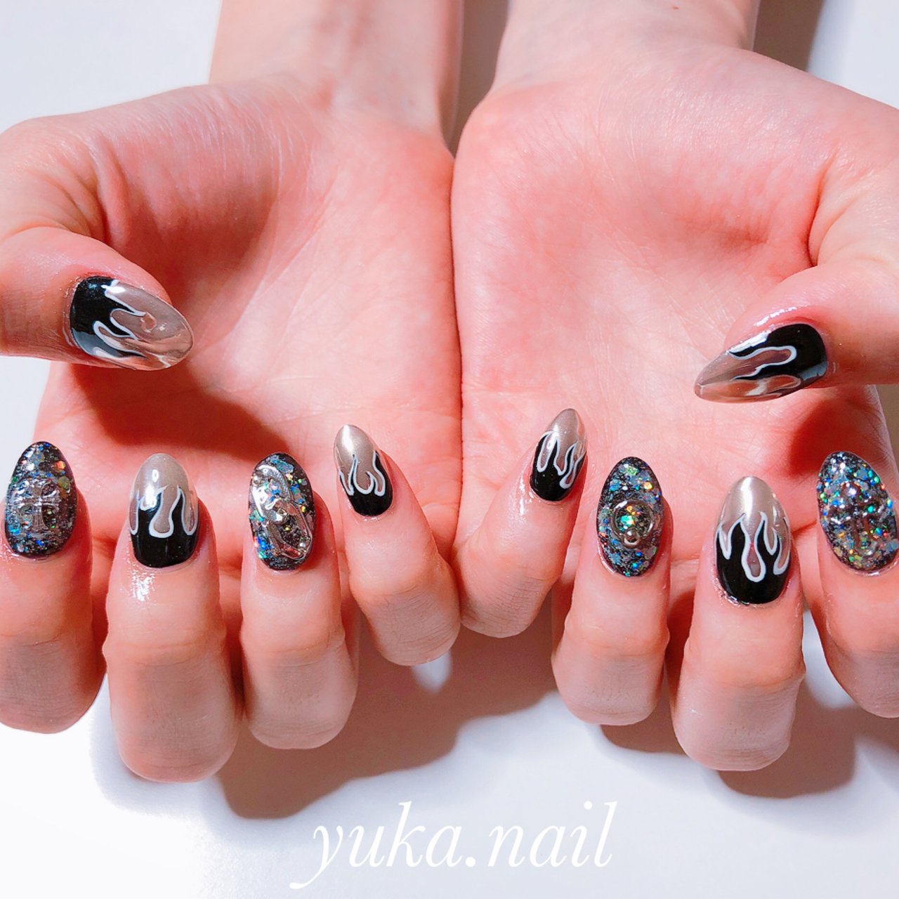 ライブ ハンド ミラー ミディアム ホワイト Yuka Nail ユカネイル のネイルデザイン No ネイルブック