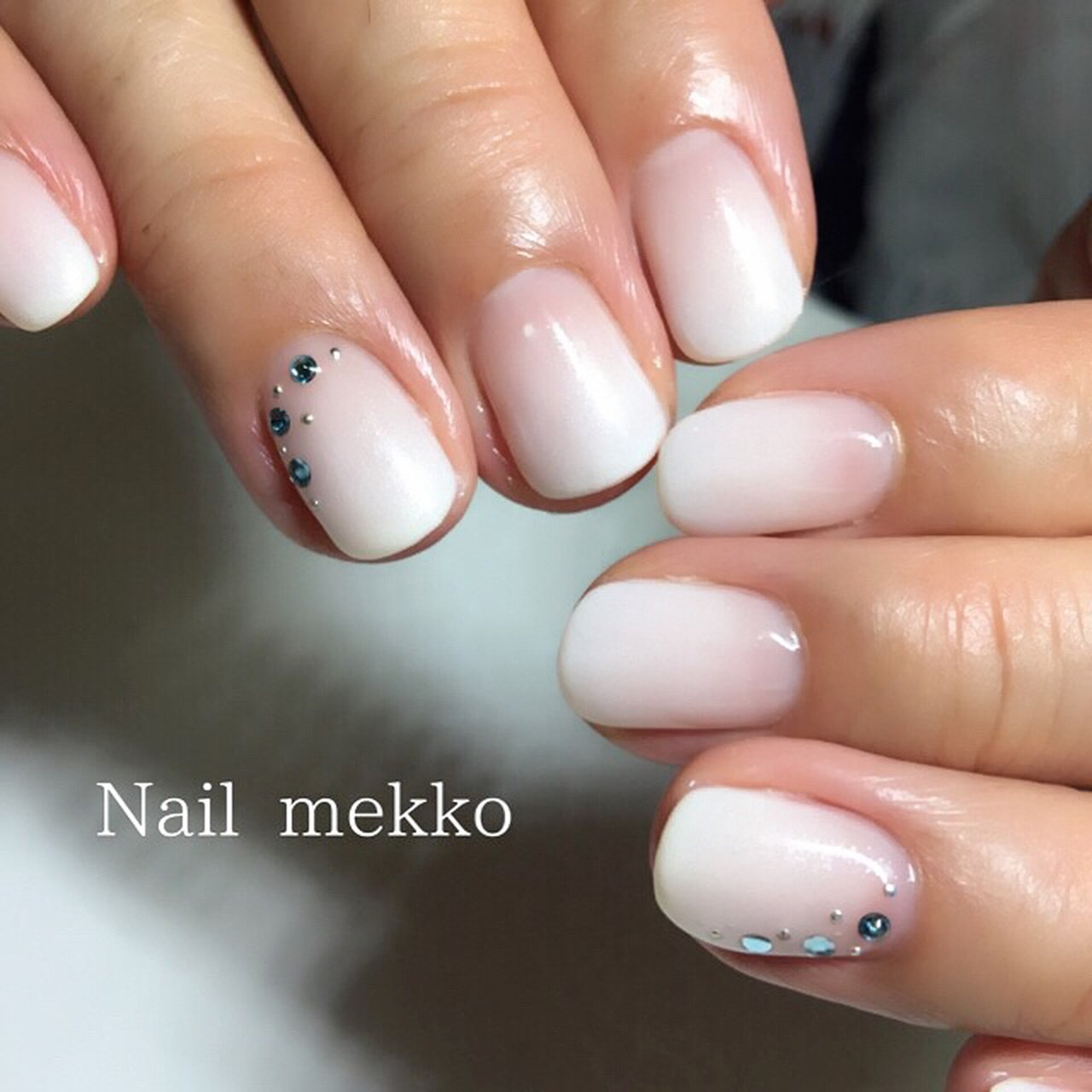 シンプル グラデーション ビジュー ホワイト 水色 Nail Mekkoのネイルデザイン No ネイルブック