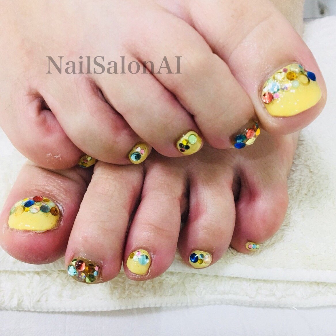 夏フットビジューイエローペディキュア Nailsalonaiizumisanoの