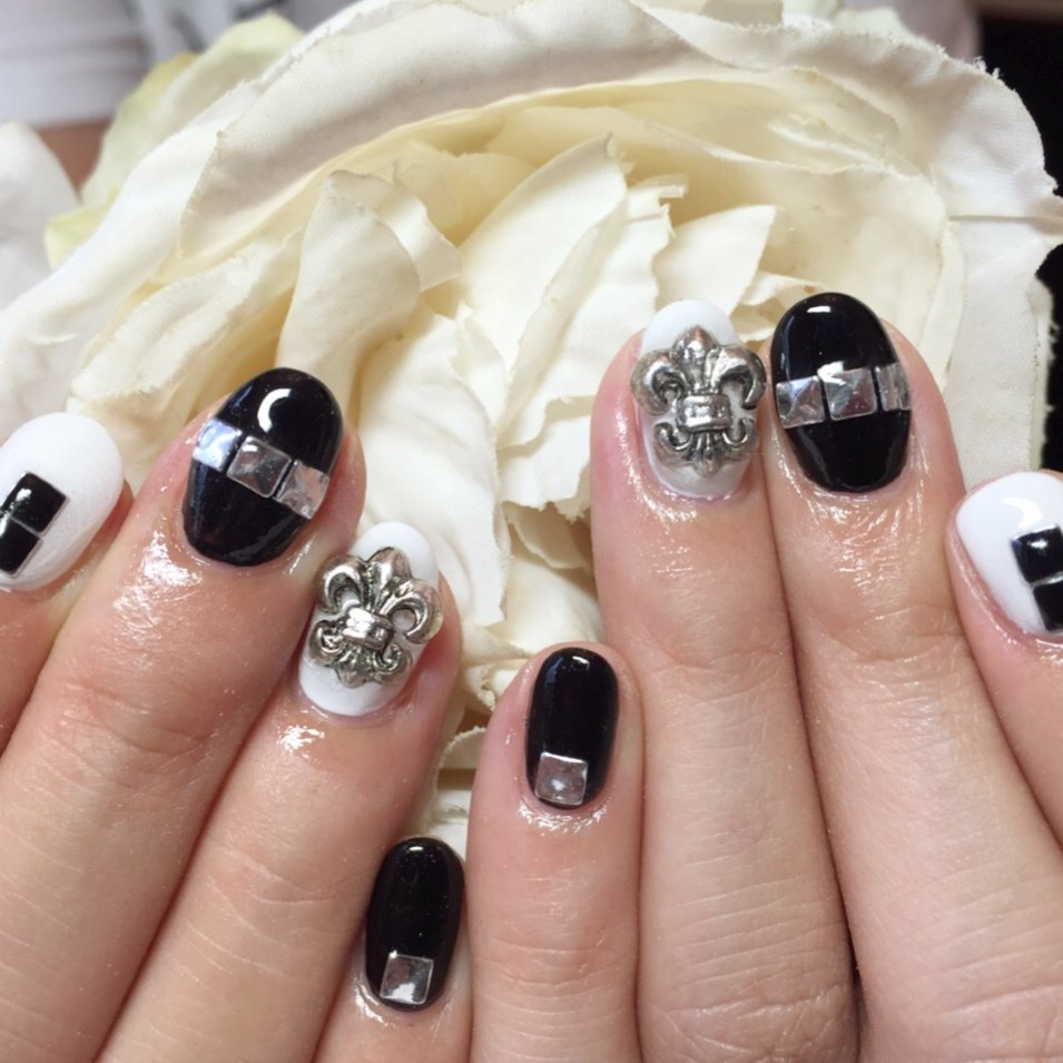 オールシーズン ハンド ビジュー ロック ショート 瀧本桃果のネイルデザイン No ネイルブック