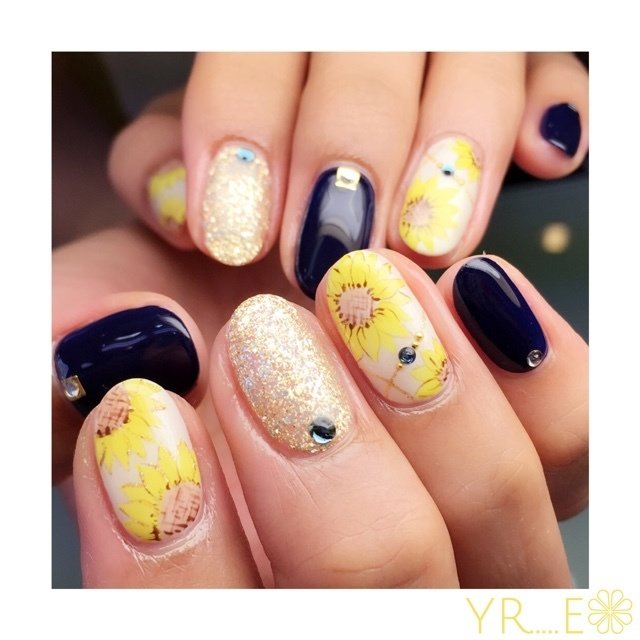 夏 ワンカラー フラワー イエロー ネイビー Nail Salon Embellirのネイルデザイン No ネイルブック