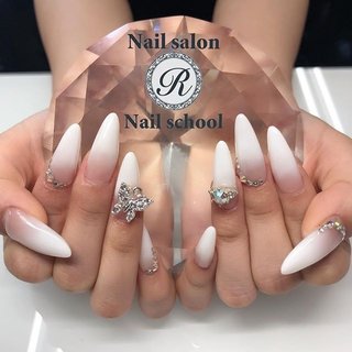 ビジュー スカルプチュア 白グラデのネイルデザイン ネイルブック