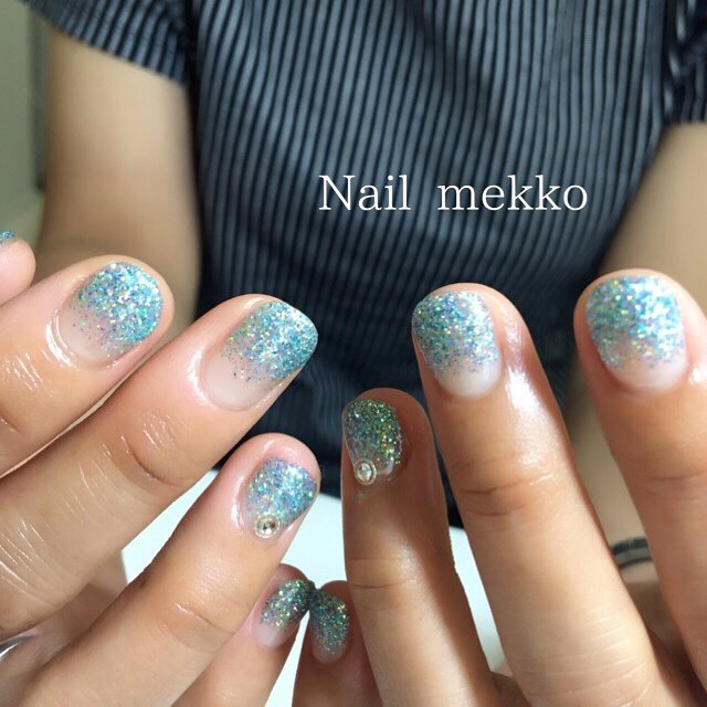 シンプル グラデーション ラメ ビジュー ターコイズ Nail Mekkoのネイルデザイン No ネイルブック