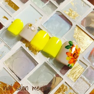 イエロー グレー ペディキュアのネイルデザイン ネイルブック