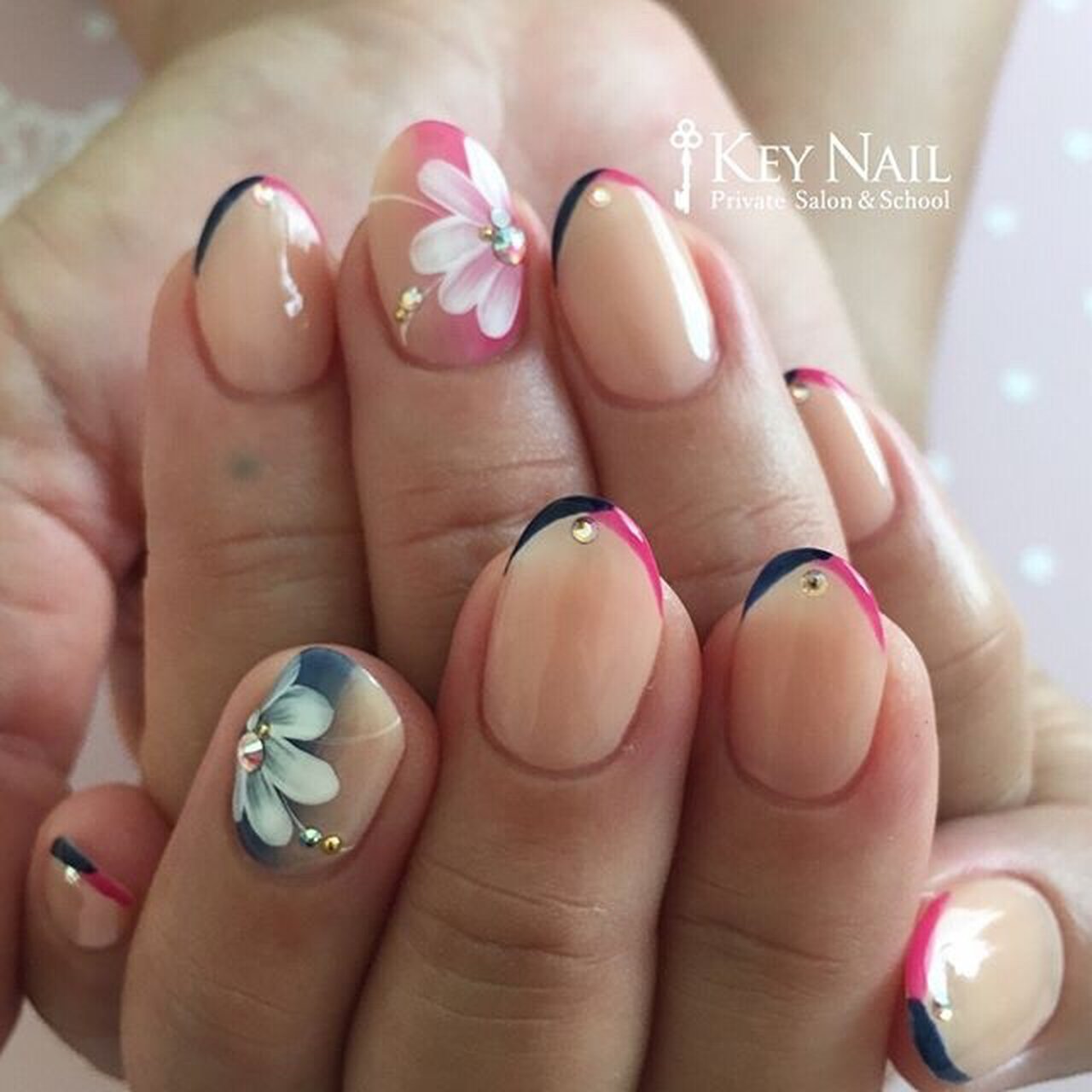 春 夏 オールシーズン フレンチ 変形フレンチ Keyのネイルデザイン No ネイルブック