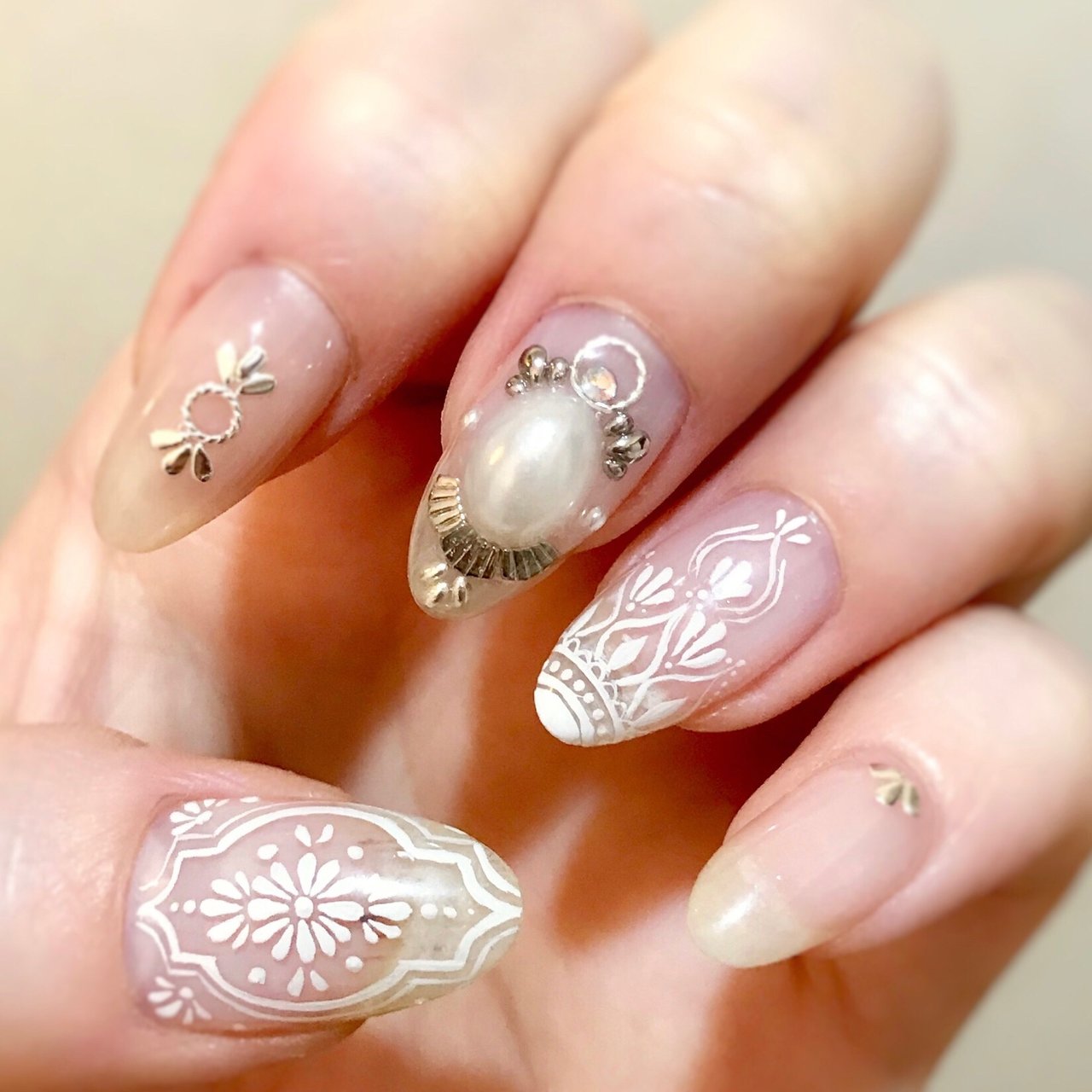 ハンドビジューパールエスニックレース Msknailのネイルデザイン