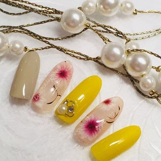 @tsumekira 冨田先生プロデュースシールを使ったデザイン ツメキラシールは重ねて貼ってもほぼ厚みが出ないので重ねて使うのが好きな私です💕
今回は 花びら→シール→クリアジェル→花びら→シール と重ね技で作りました💕

#ツメキラ冨田コンテスト1 #冨田絹代 #TSUMEKIRA#tsumekira 
#プライベートサロンrelaxy #東大阪市#自宅ネイルサロン#加納#お子様歓迎#ジェルネイル#水晶甲 #젤레일#ネイルシール #フラワー #ベージュ #イエロー #ネイルシール #Saki #ネイルブック