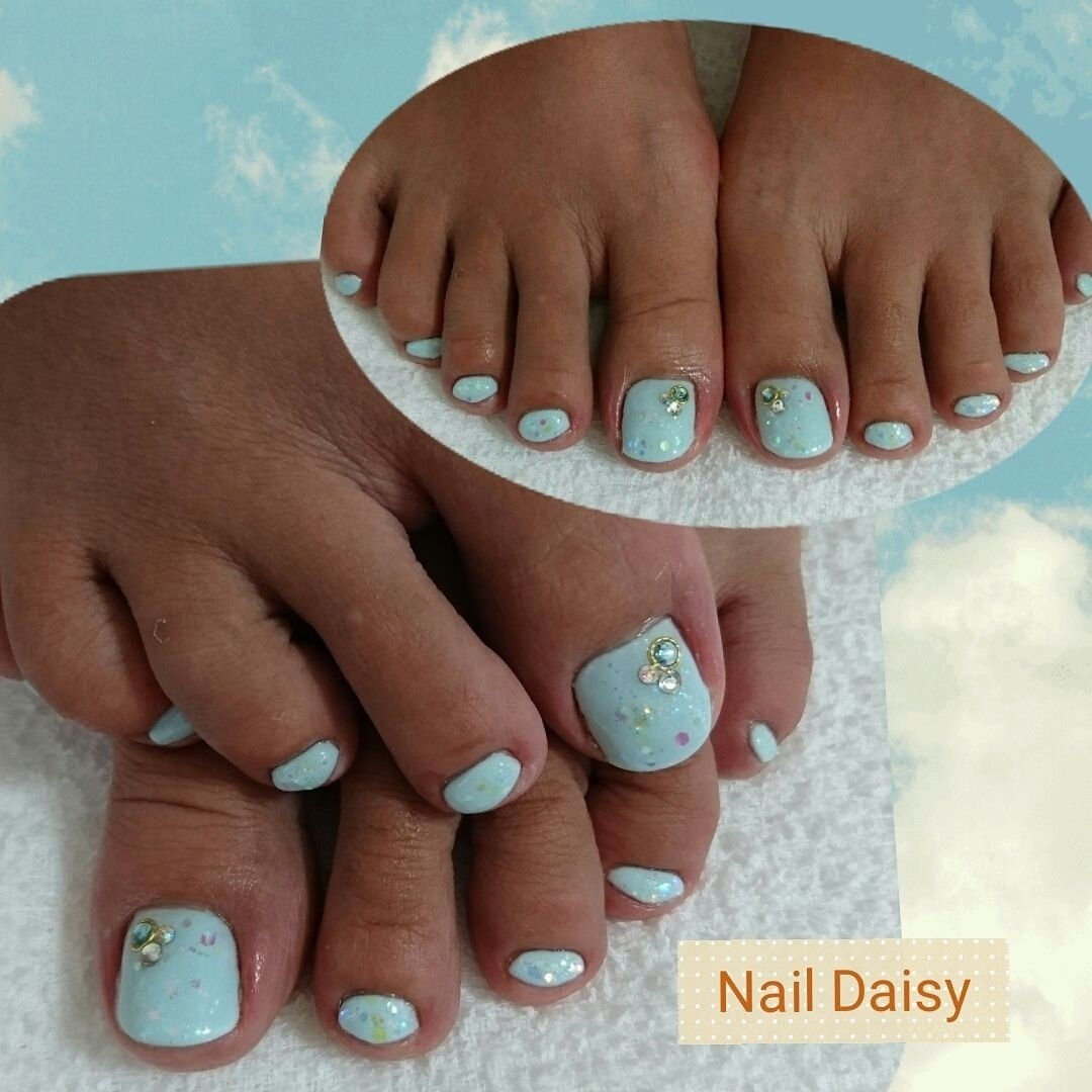 フットシンプルラメ水色ジェル Naildaisyのネイルデザインno