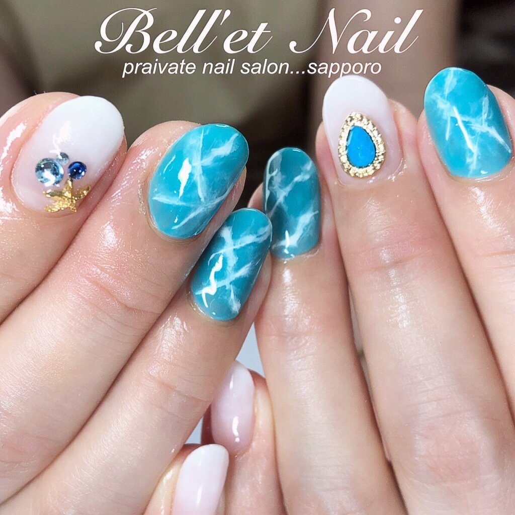 夏 グラデーション 大理石 ホワイト ブルー Bell Et Nail ネイリストayakoのネイルデザイン No ネイルブック