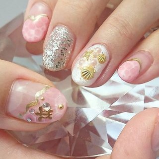 #7月定額デザイン#水面ネイル #海ネイル #夏ネイル #トロピカルネイル #かめメタル #シェルパーツ #ヒトデネイル #ラメホロ #ゴールドメタル#夏休みは実家の前で魚とり！🐟様#日吉元住吉ネイルサロン #グラモロソ #夏 #海 #リゾート #浴衣 #ハンド #変形フレンチ #ビジュー #シェル #スターフィッシュ #マリン #ミディアム #ホワイト #ピンク #ゴールド #ジェルネイル #お客様 #micchee #ネイルブック