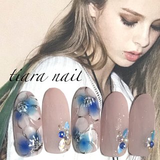 大人サマーフラワーネイル 
シアーカラーベースに白いお花を手描きで描いて、縁取りした後にツメキラ冨田絹代先生プロデュースのブルーと、水色のエアーブラシの様なシールを重ねたデザインです！
#リーフジェル126#ココイストe1#リーフジェル606
#リーフジェル353 #ツメキラ#ツメキラ冨田コンテスト1 #tsumekira #冨田絹代#TSUMEKIRA
#リーフホロネイル#パール#サファイア#スワロフスキー
#手描きアート#フラワーネイル #夏 #浴衣 #デート #女子会 #ハンド #ラメ #フラワー #トロピカル #ベージュ #ブルー #ネイビー #ジェルネイル #ネイルチップ #tiara84 #ネイルブック