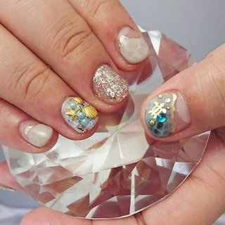 #7月定額デザイン #夏ネイル #海ネイル #トロピカルネイル #水面ネイル #メタルゴールド #シェルパーツ #ヒトデ#ブルーパール#化責様#日吉元住吉ネイルサロン #グラモロソ #夏 #秋 #海 #リゾート #ハンド #変形フレンチ #ビジュー #シェル #トロピカル #スターフィッシュ #ショート #ホワイト #ベージュ #ゴールド #ジェルネイル #お客様 #micchee #ネイルブック