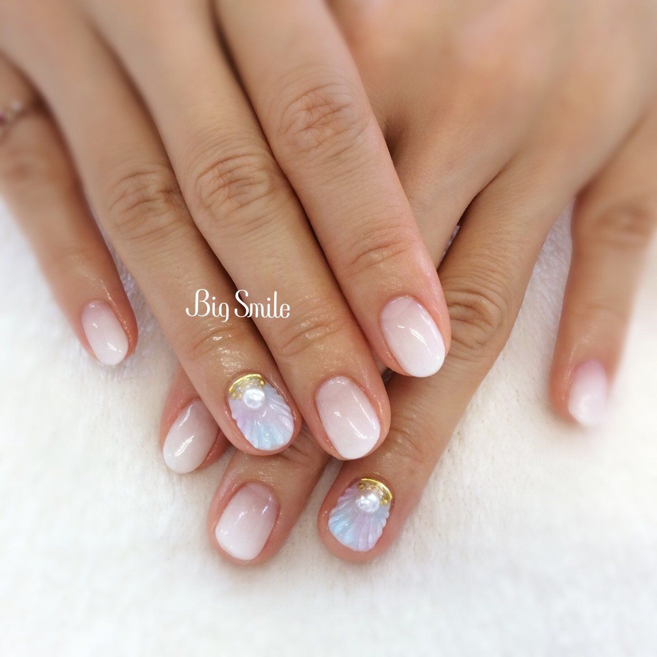 夏 ハンド シェル 人魚の鱗 ショート ネイル まつ毛のお店 Bigsmileのネイルデザイン No ネイルブック