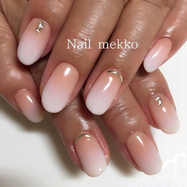 シンプル グラデーション ビジュー ホワイト ベージュ Nail Mekkoのネイルデザイン No 3457635 ネイルブック