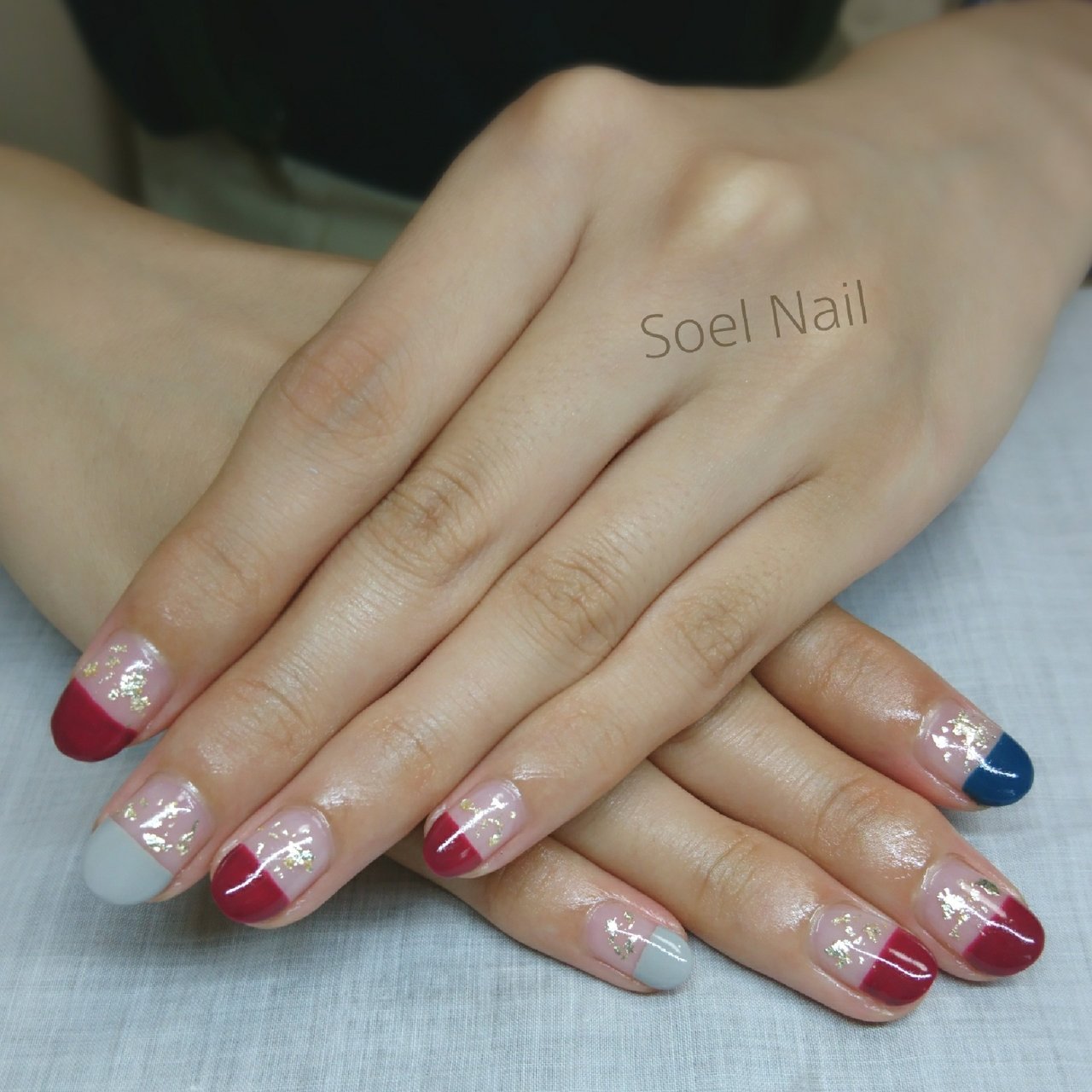 秋 冬 変形フレンチ ネイビー ボルドー Soel Nailのネイルデザイン No ネイルブック