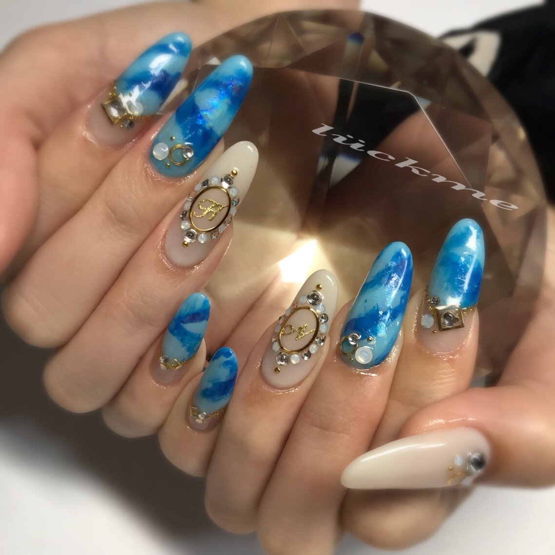 ハンド イニシャル タイダイ ブローチ ホイル Nail Luckmeのネイルデザイン No ネイルブック