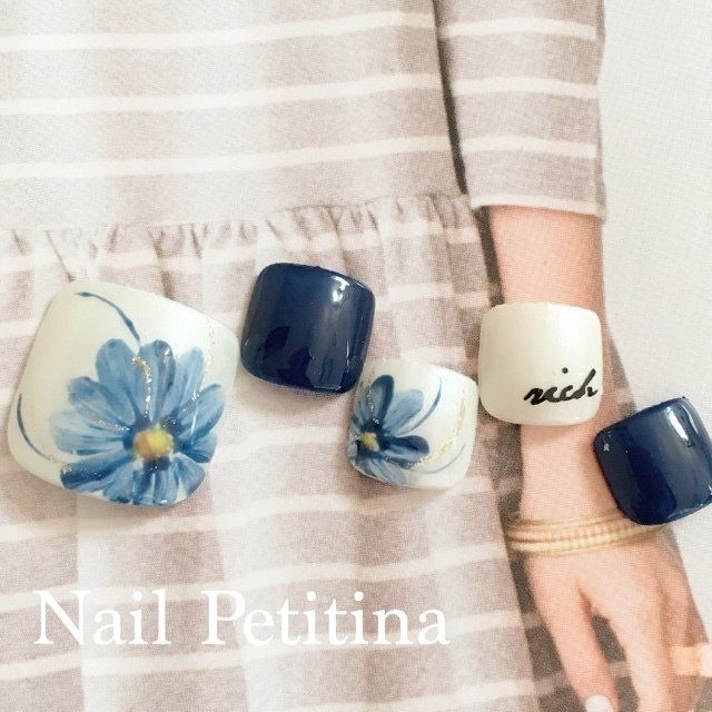 秋 冬 フット フラワー ネイビー Nail Petitina プティーナ のネイルデザイン No 1679606 ネイルブック